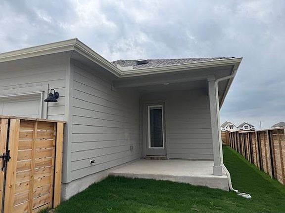 5th image of 124 Maple Hedge Rd