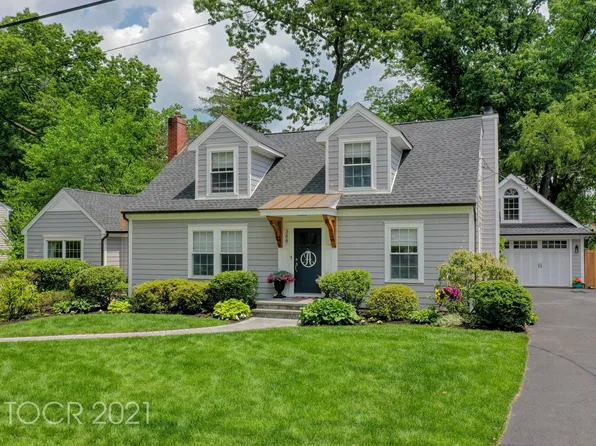 388 Cornell St, Wyckoff, NJ 07481