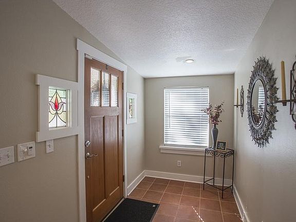 3rd image of 1021 Stetson St