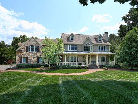 4th image of 28 Dogwood Dr