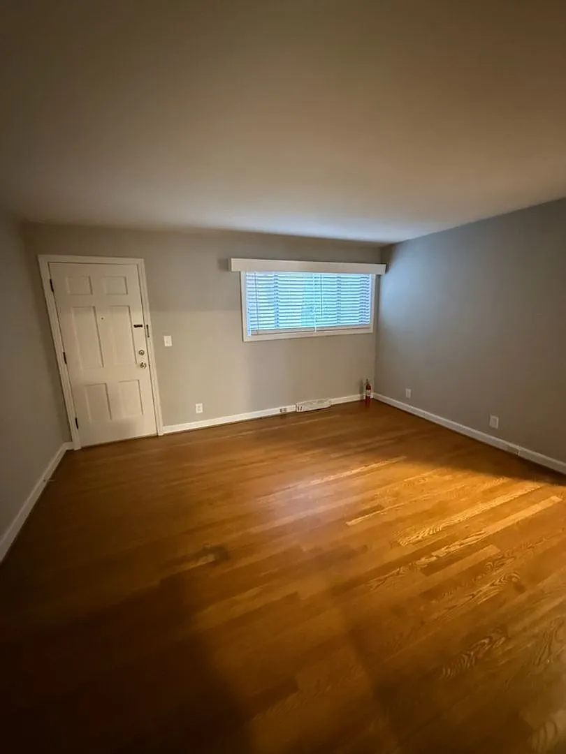 Oakwood Apartments | 2425 Queen Street Apt #10 — Photo 2