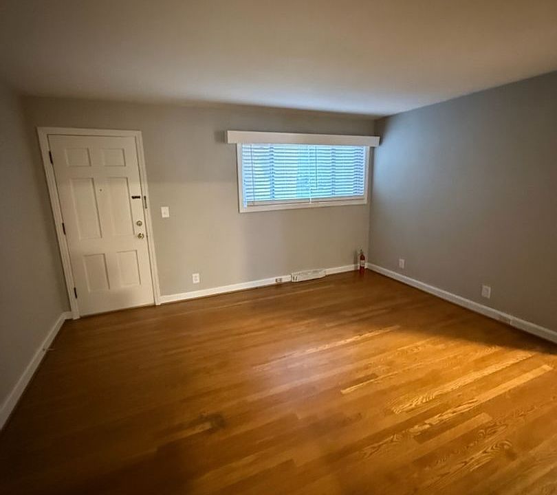 2nd image of 2425 Queen St APT 10