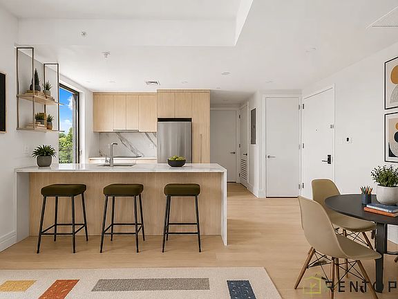 4th image of 960 Franklin Ave #712