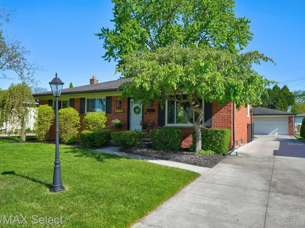 2751 Chesterfield Dr, Troy, MI 48083