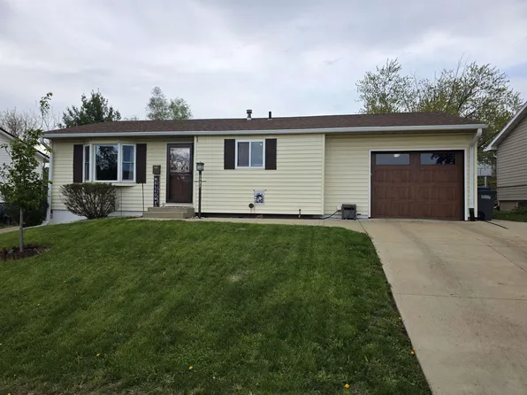3615 Hillcrest Rd, Dubuque, IA 52002
