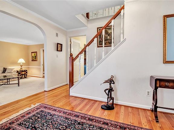 3rd image of 121 Chaumont Dr