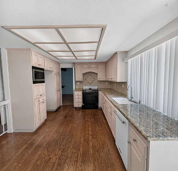 4459 Avenida Granada — Photo 5