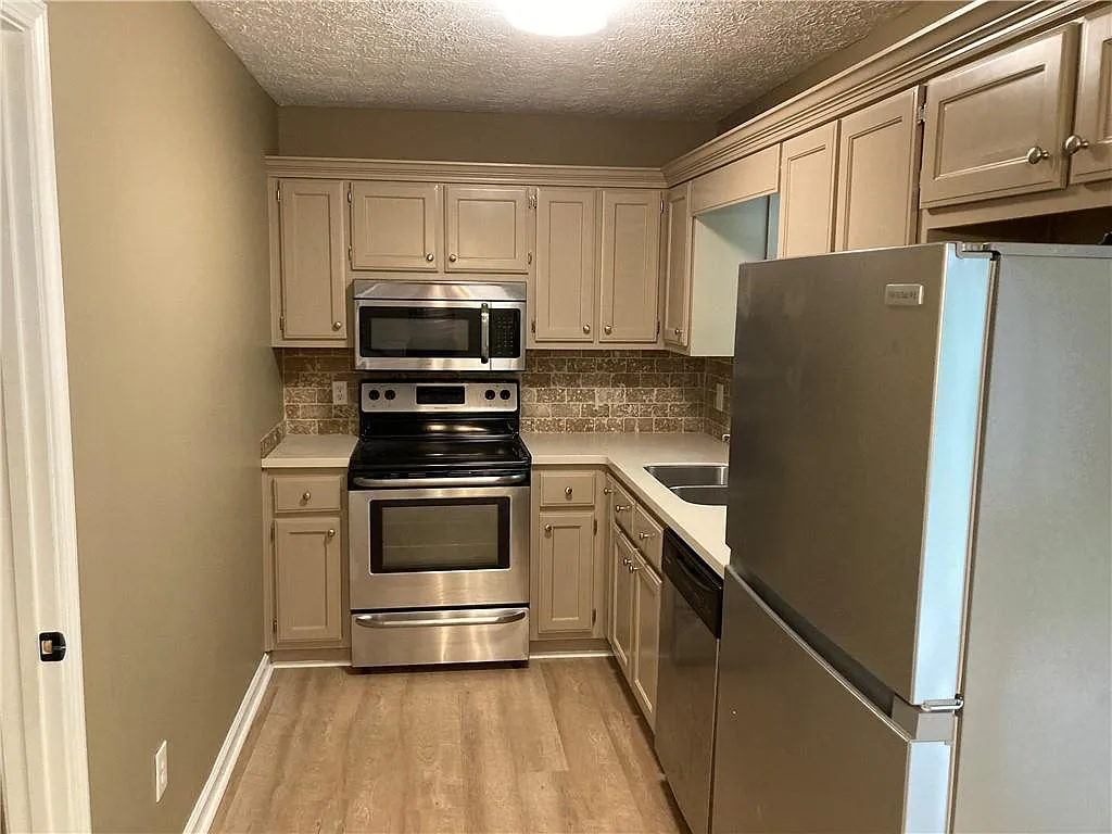 3 bed, 2.0 bath, 1052 sqft, $1,850 — Photo 4