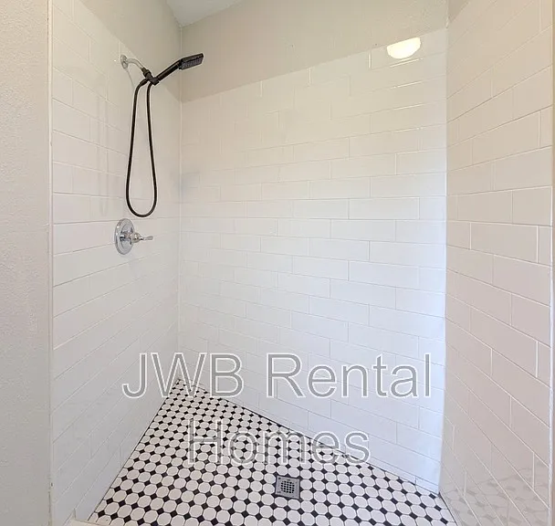 1445 Ionia St — Photo 13
