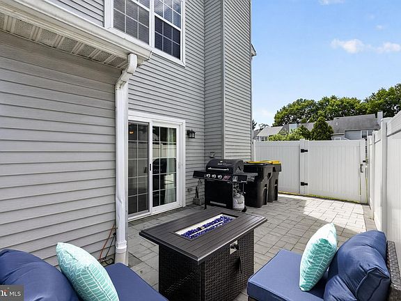 3rd image of 48 Bark Hollow Ln