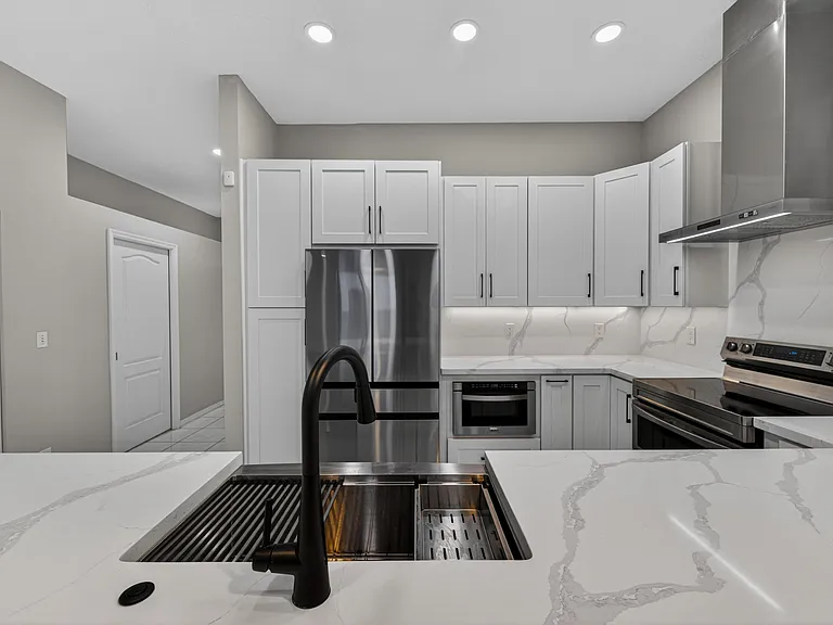 835 NE 17th Way — Photo 4