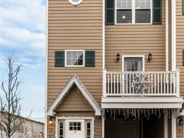 17 Hearthstone Ct, Farmingdale, NY 11735