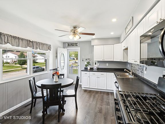 3rd image of 207 E Cypress Dr