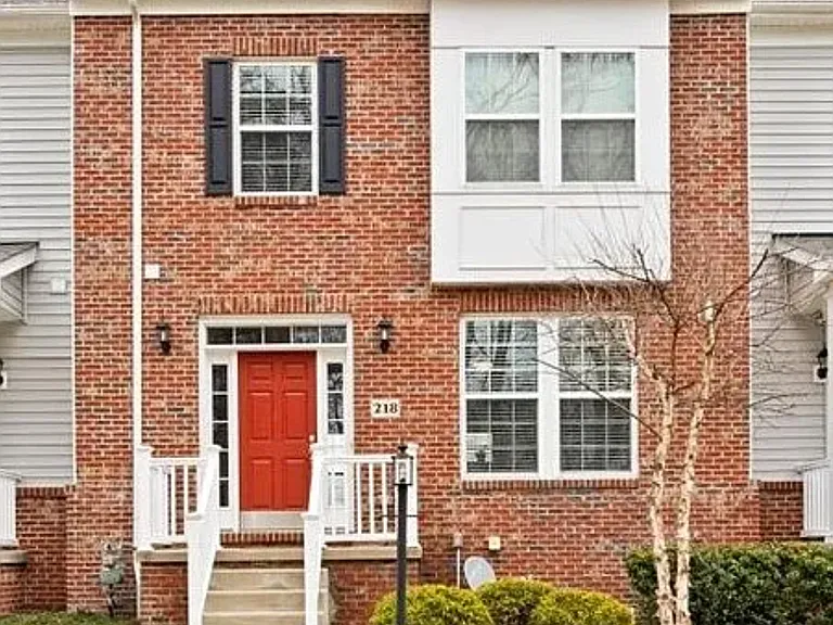 218 Linehan Pl — Photo 1