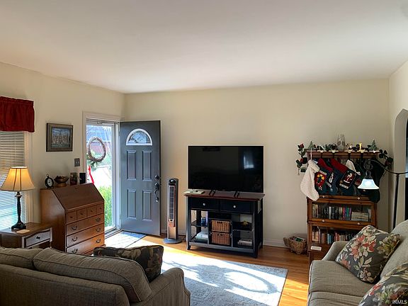 5th image of 2614 E Gum St