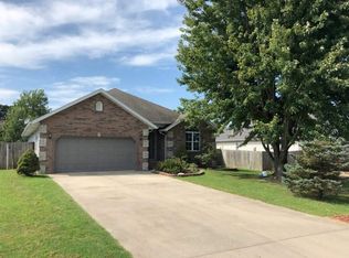 105 Oaktree Ct, Marshfield, MO 65713