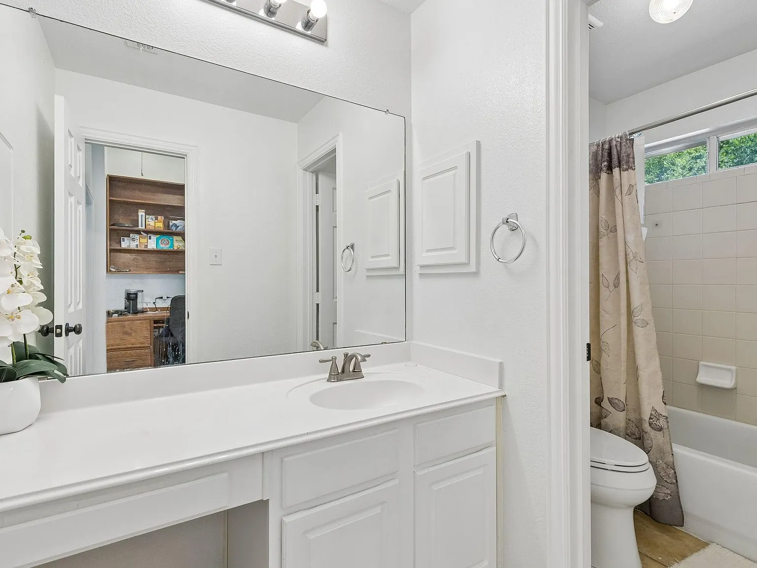 5 bed, 3016 sqft, $3,300 — Photo 2