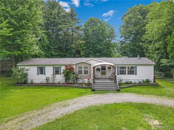 10735 Markham Dr, Gowanda, NY 14070