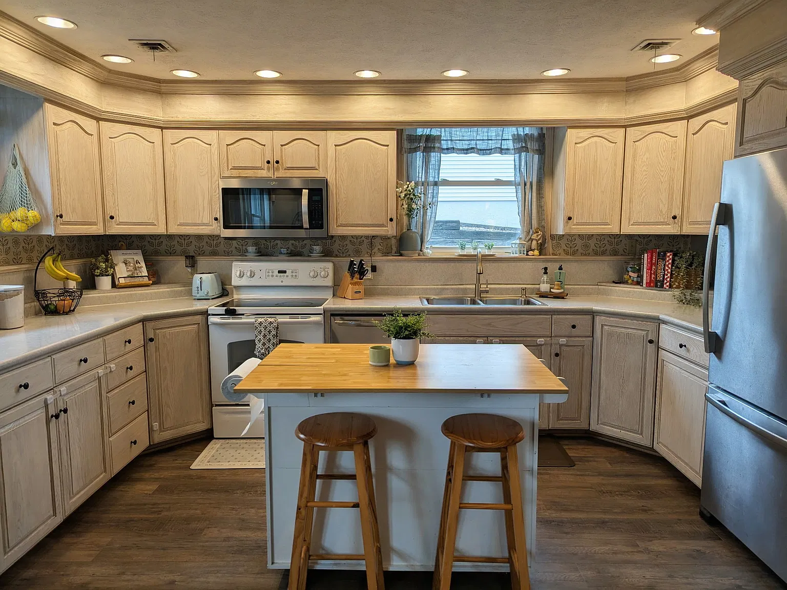 3 bed, 1.5 bath, 1600 sqft, $2,200 — Photo 4