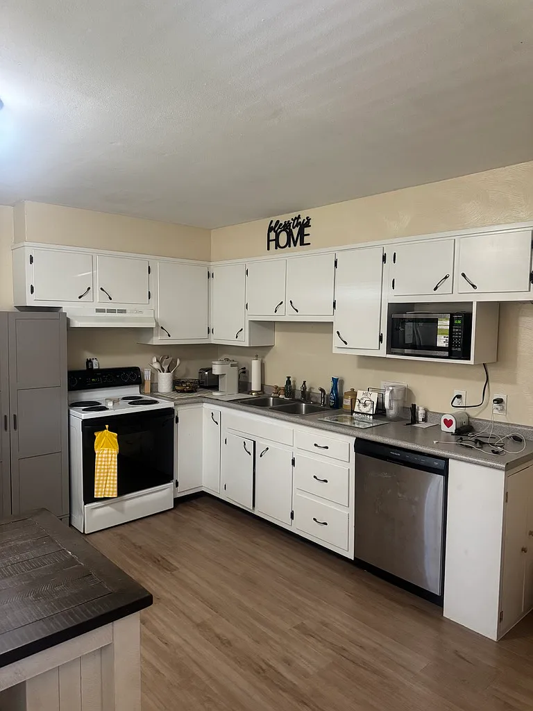 3 bed, 1.5 bath, 1961 sqft, $1,900 — Photo 4