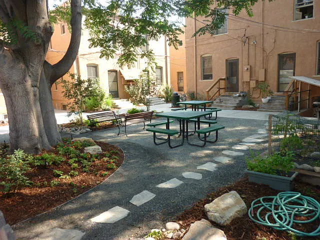 Building Photo - 732 E 10th Ave #1