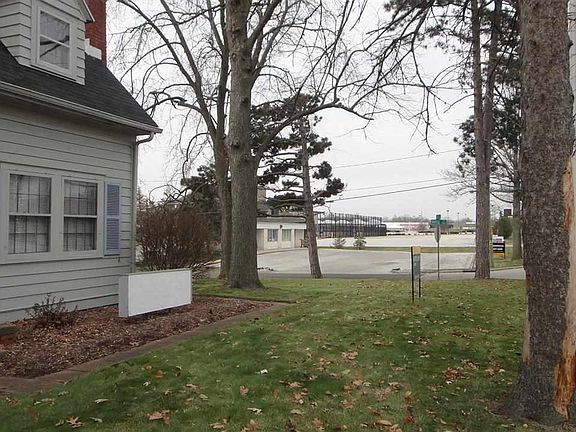 3rd image of 4410 Lake Ave