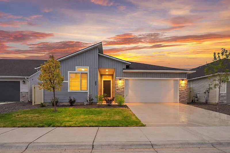 4 bed, 2.0 bath, 2025 sqft, $2,595 — Photo 2