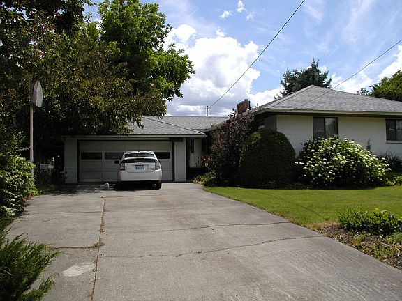 East side driveway w/2 car garage