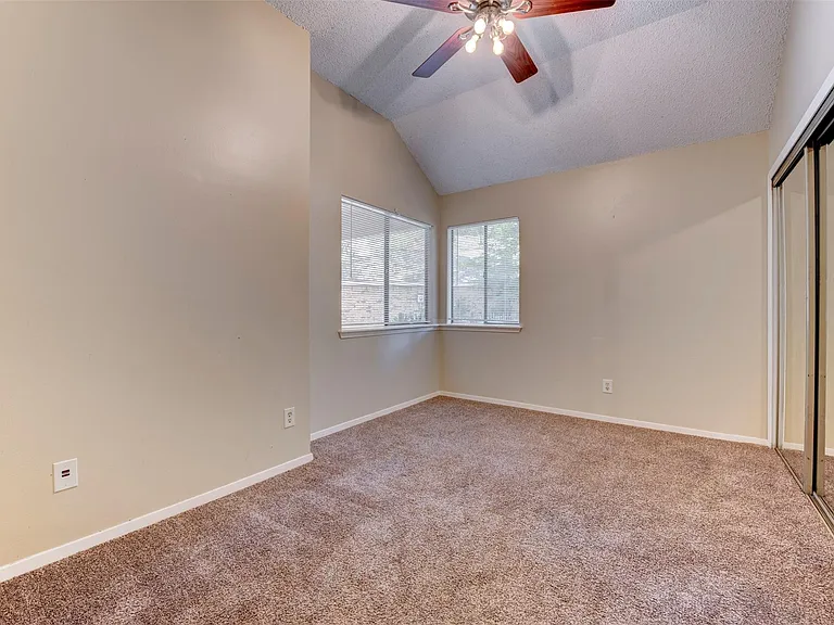 1906 Woodhue Dr — Photo 24