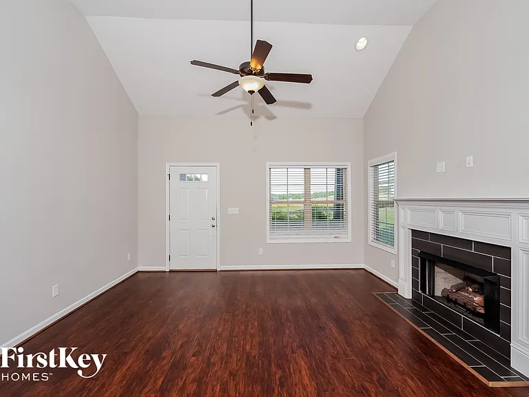 125 Ridgefield Ln — Photo 2