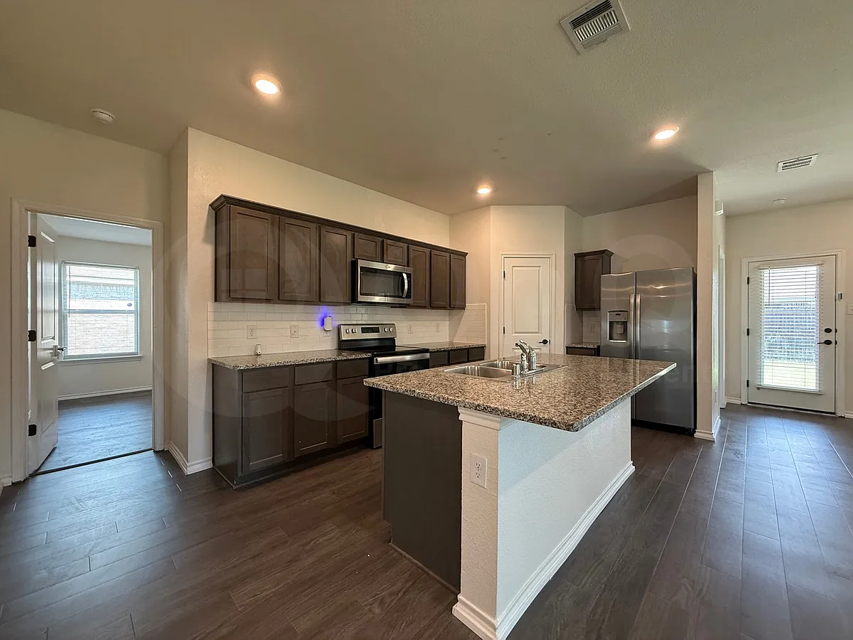 3 bed, 2.0 bath, 1531 sqft, $2,050 — Photo 3