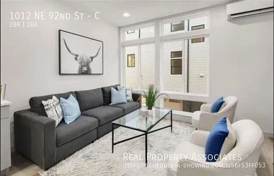 Beautifully Updated & Pet-Friendly 2 Bedroom with Stainless Steel Appliances, Rooftop Deck and AC! — Photo 4