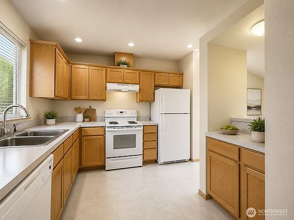 3rd image of 818 138th Street E