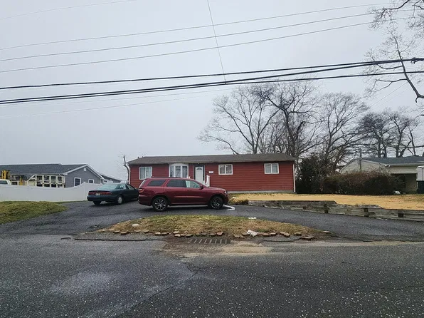 10 Princeton St, Bay Shore, NY 11706