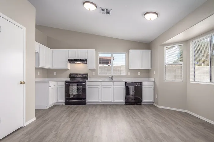 3 bed, 2.0 bath, 2039 sqft, $2,350 — Photo 4