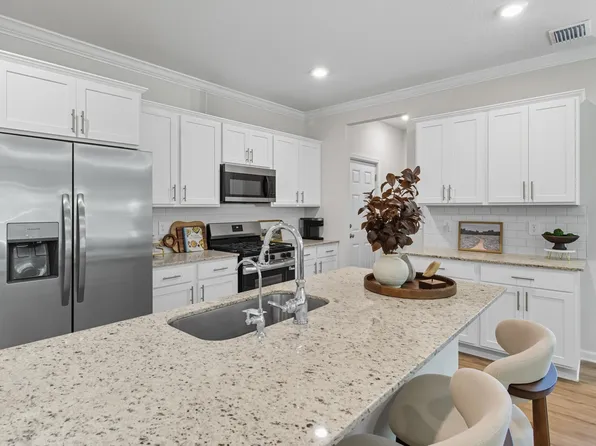 141 Needle Thrush Cir, Crawfordville, FL 32327