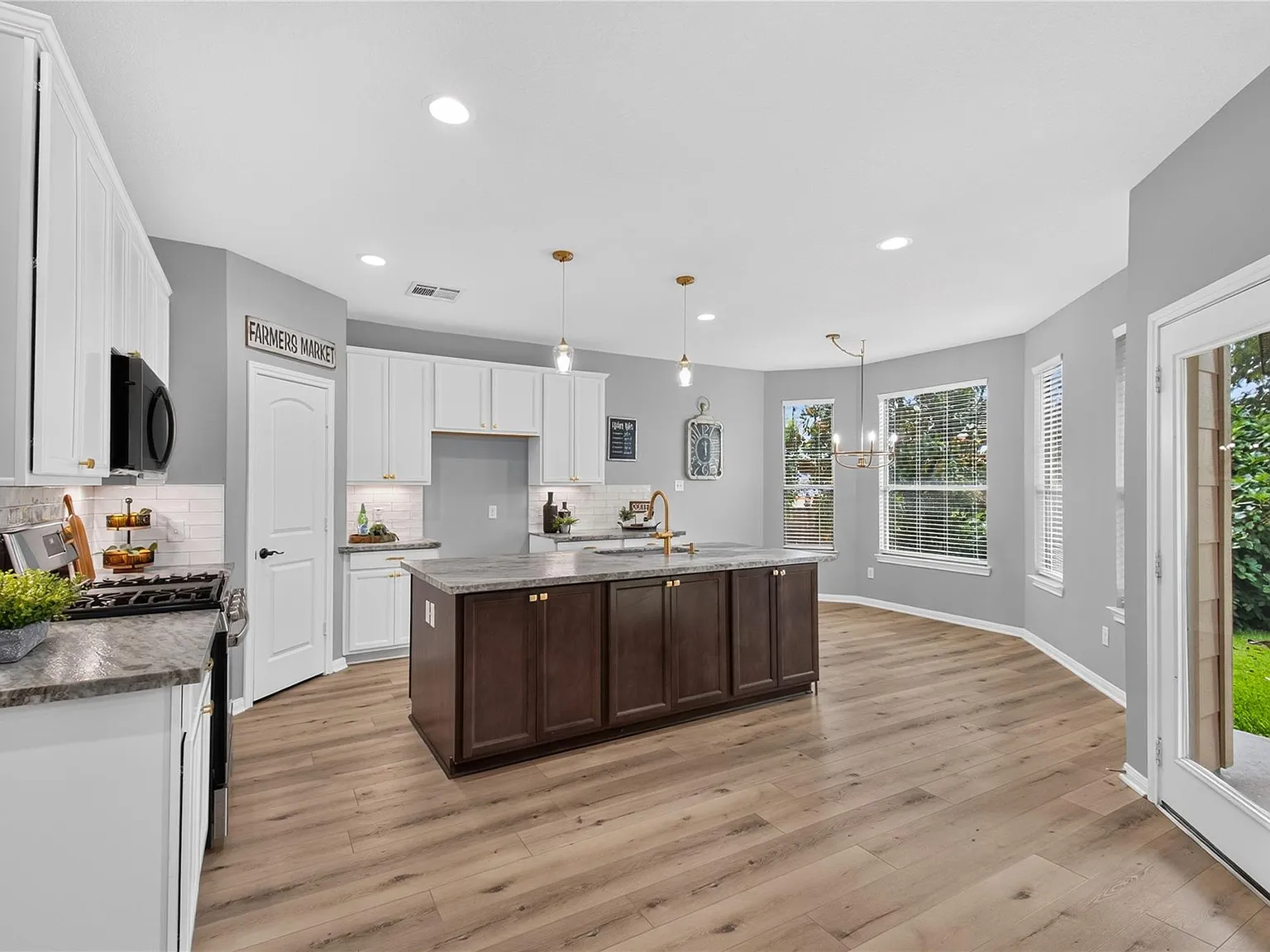 3 bed, 2.5 bath, 2732 sqft, $2,700 — Photo 3