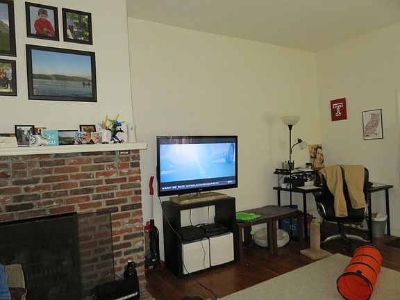 3rd image of 904 Spruce St Rear 2R
