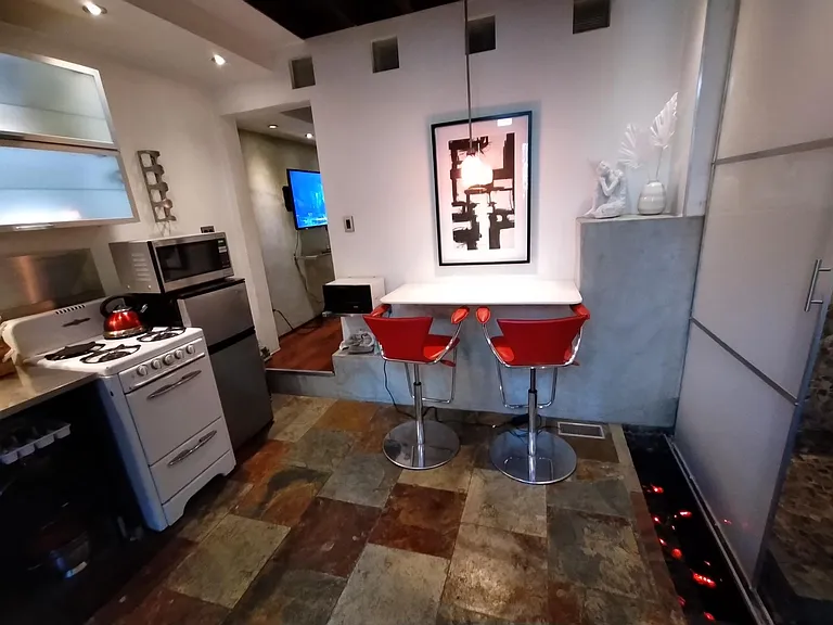8657 Lookout Mountain Ave — Photo 5