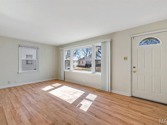 4th image of 2045 Bainbridge Dr