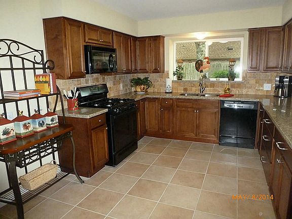 A GOURMETS DELIGHT. LOTS OF COUNTERSPACE AND AMPLE STORAGE,