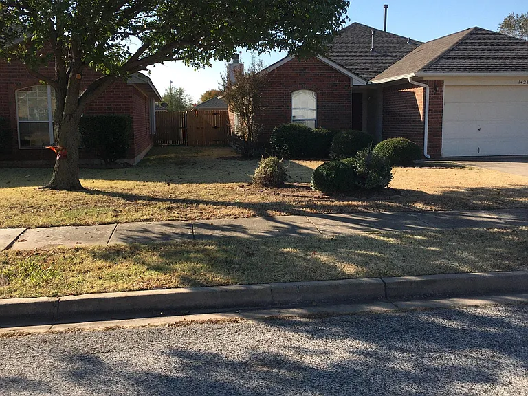1428 Buena Vista Cir — Photo 2