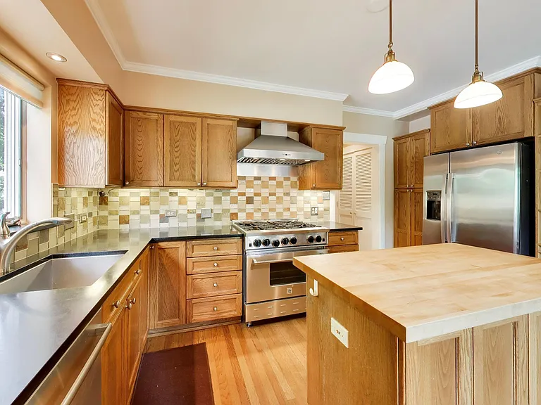 2624 Thayer St — Photo 17