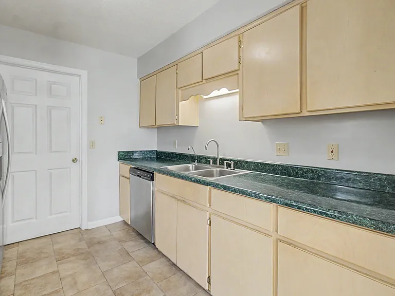 1651 Latham Ct — Photo 10