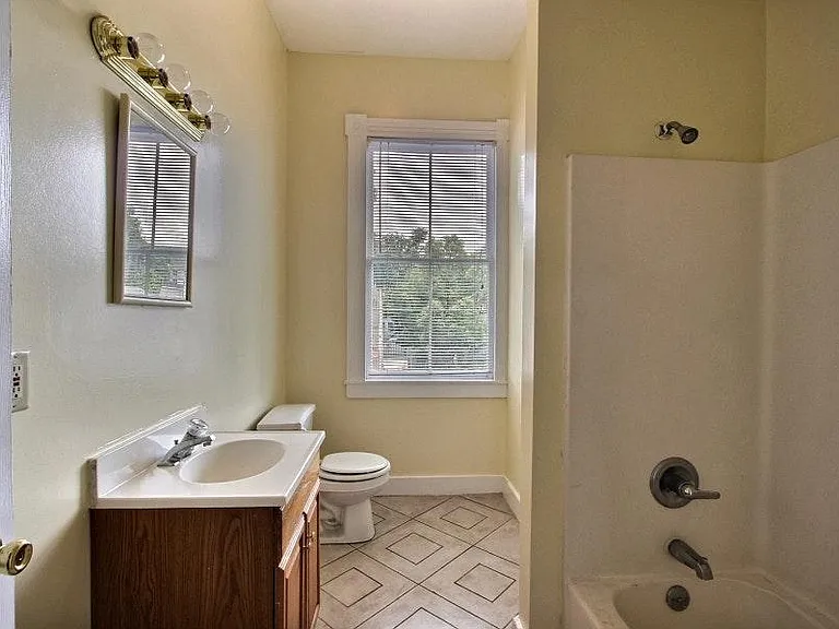 210 E 33rd St #B — Photo 6