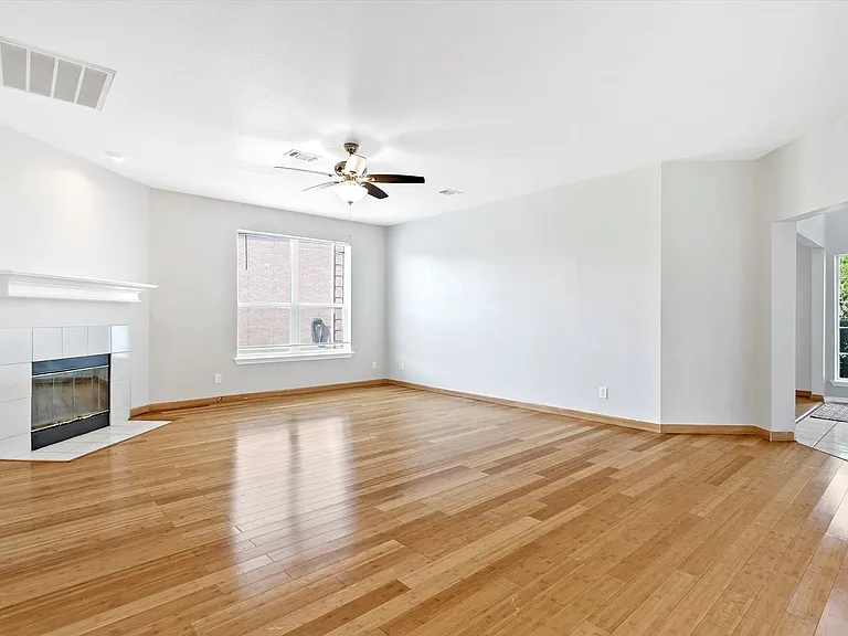 3803 Farmington Dr — Photo 2