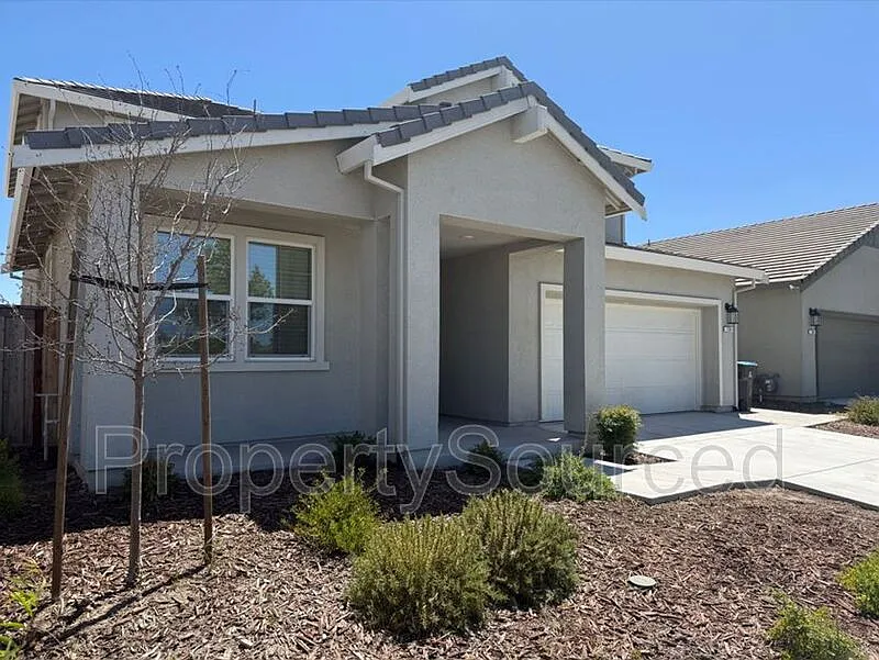 5 bed, 3.0 bath, 2450 sqft, $3,250 — Photo 3