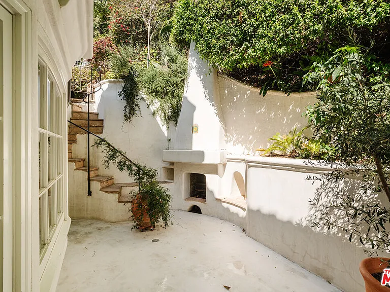 8706 Sunset Plaza Pl — Photo 32