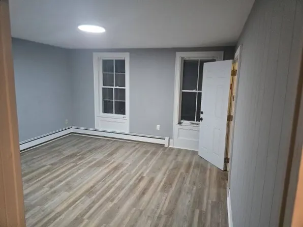 59 Park St APT B, Essex Junction, VT 05452