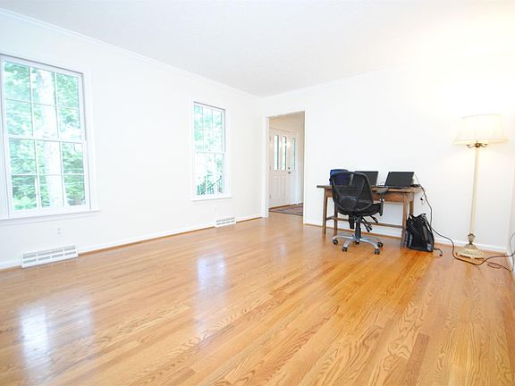 4th image of 302 Millspring Dr